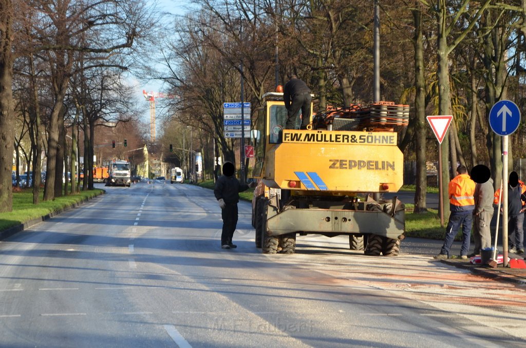 Bagger verliert Oel VU Pkw Koeln Ehrenfeld Innere Kanalstr Weinsbergerstr P209.JPG - Miklos Laubert